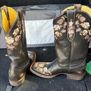 Floral Embroidered Heeled Boots - Black and Brown